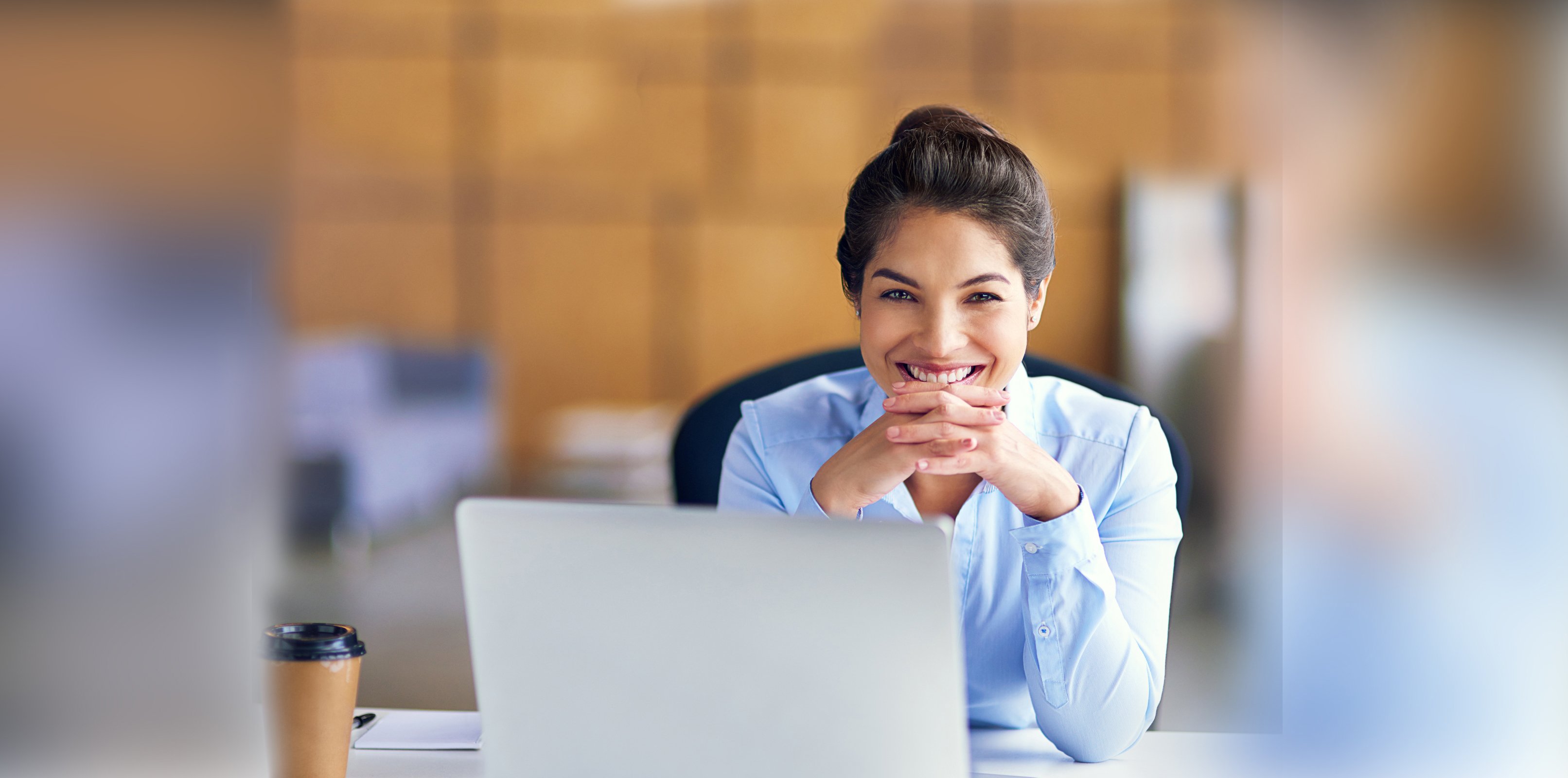 Sales trainer accesses LMS on a laptop.